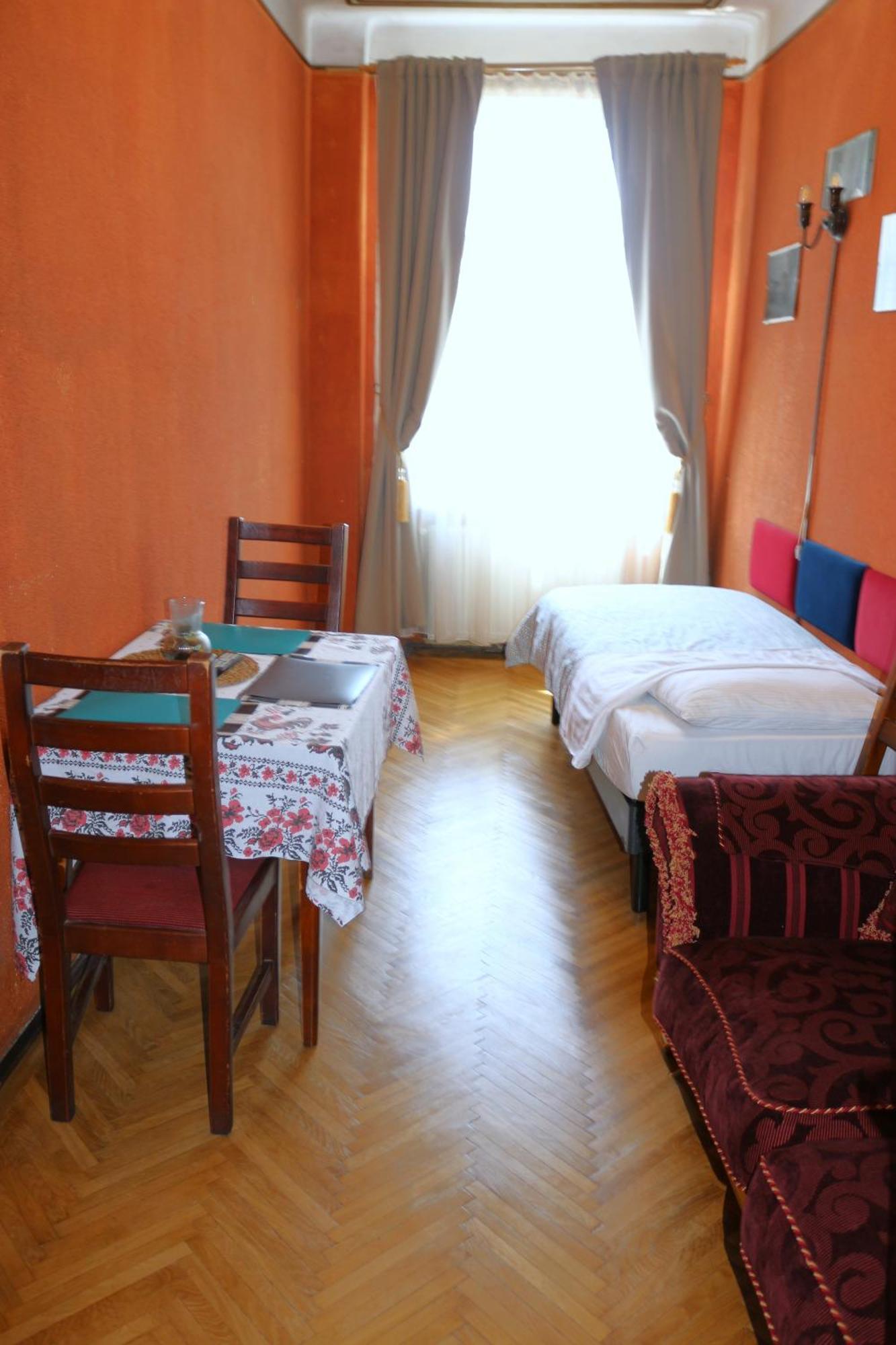 Domum Unirea, Across The Street Of Old Center Apartment